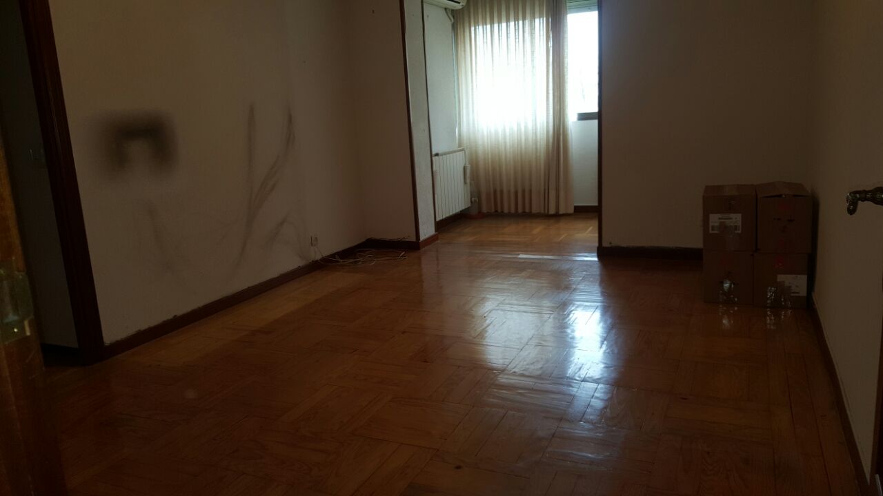 Después de la retirada: estancia con el mobiliario retirado