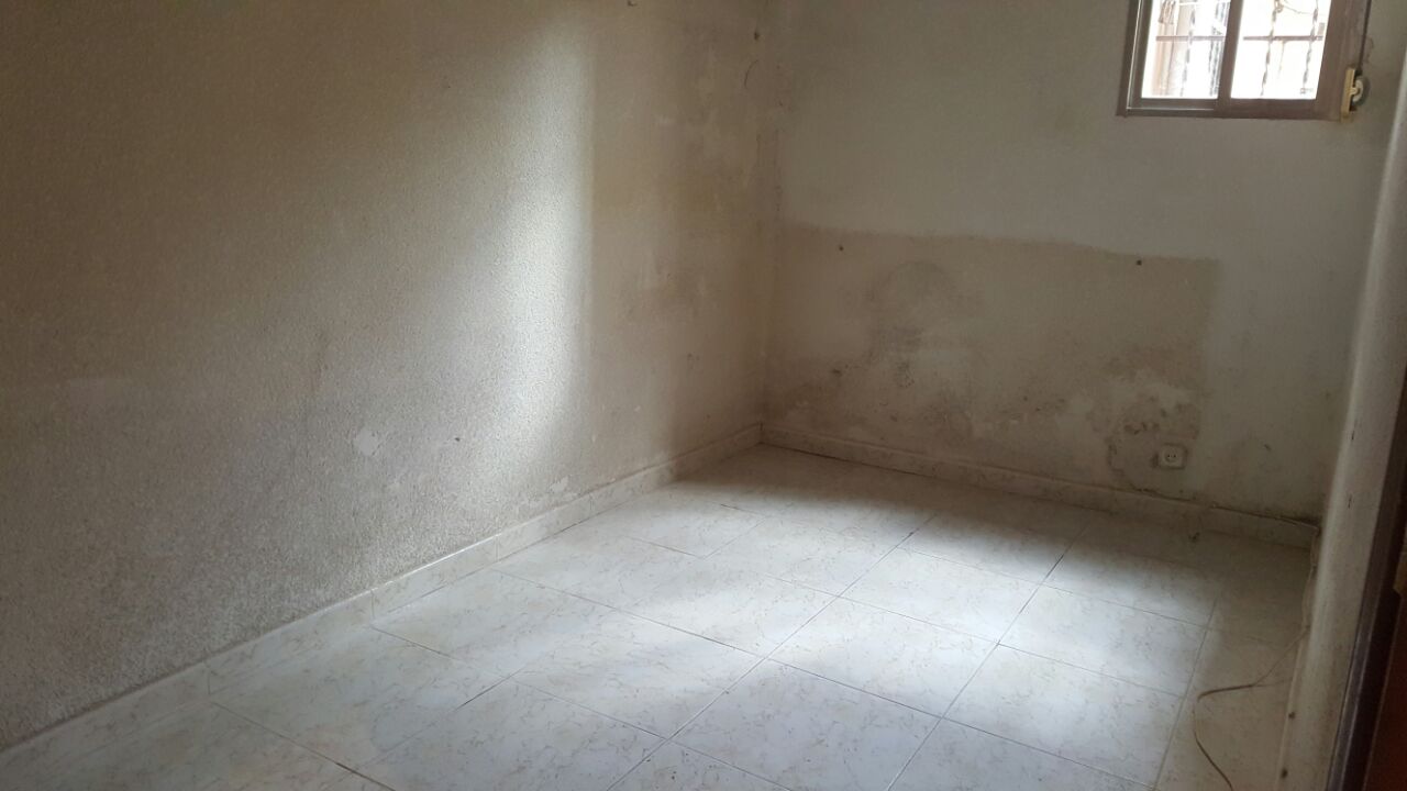Después de la retirada: estancia con el mobiliario retirado