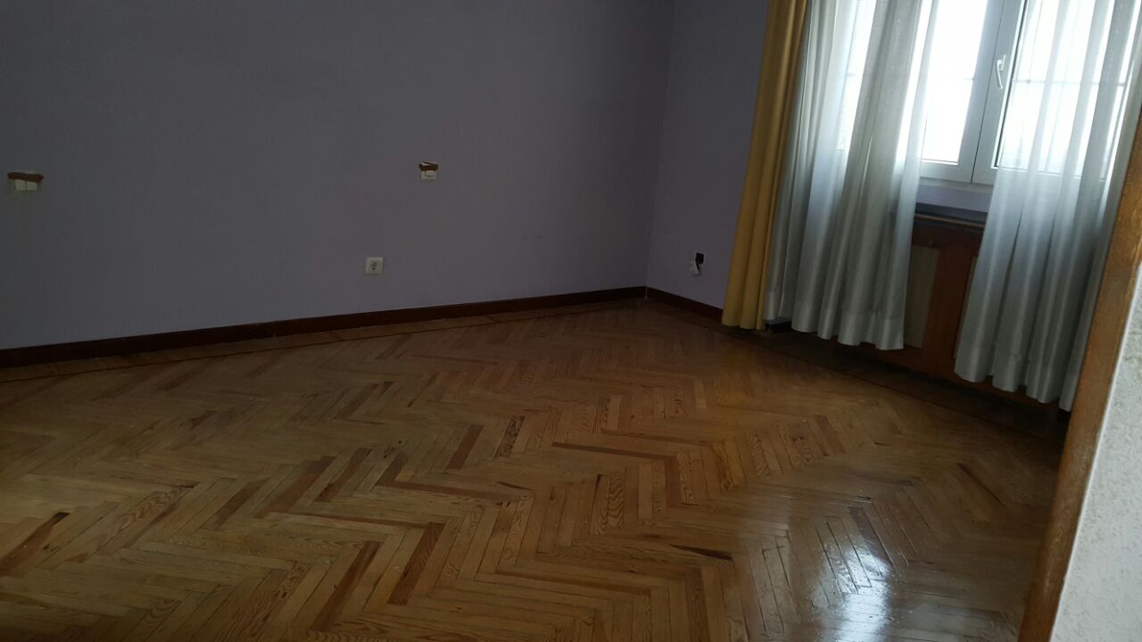 Después de la retirada: estancia con el mobiliario retirado