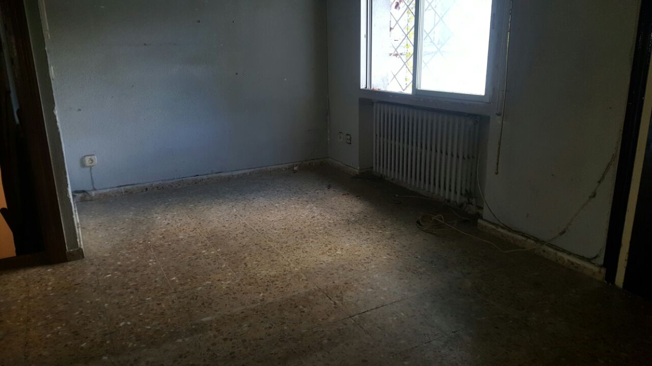 Después de la retirada: estancia con el mobiliario retirado