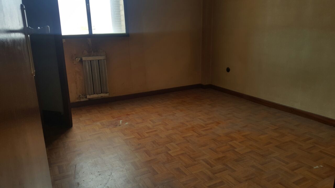 Después de la retirada: estancia con el mobiliario retirado